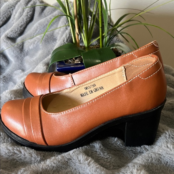 Mary Janes Tan Platform Mid Heels NWOT retail $39 - Picture 3 of 5